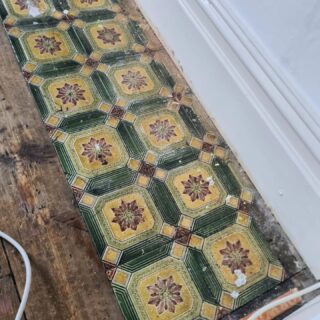 Checked my analytics today and it turns out my most popular posts are the ones where I'm not talking about education or books but where I'm talking about apples, seasons, behind the scenes stuff etc. So this post you get the vintage tiles we found last week when changing our carpet but also the new book cover I printed out this morning. 🤣 You can preorder this book now. 🎉🪅🥳 #whereweliveiscreative